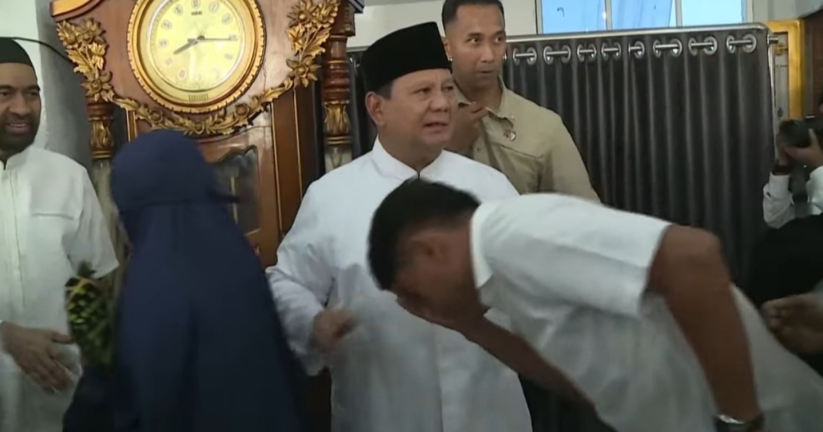 Momen Prabowo Laksanakan Salat Id Hingga Halalbihalal dengan Masyarakat Aceh Tamiang