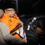 mantan menteri agama yaqut cholil qoumas berjalan menuju mobil tahanan di gedung merah putih kpk jakarta kamis 1232026 1773317742437 169