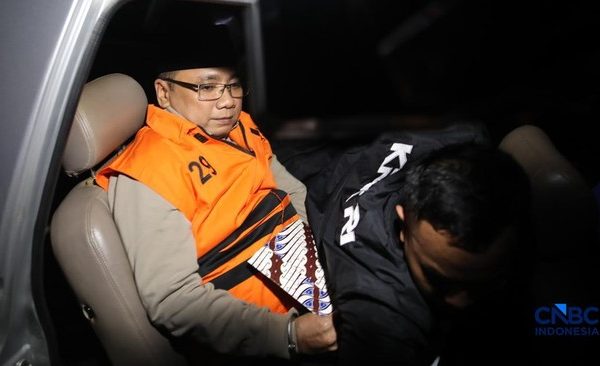 mantan menteri agama yaqut cholil qoumas berjalan menuju mobil tahanan di gedung merah putih kpk jakarta kamis 1232026 1773317742437 169