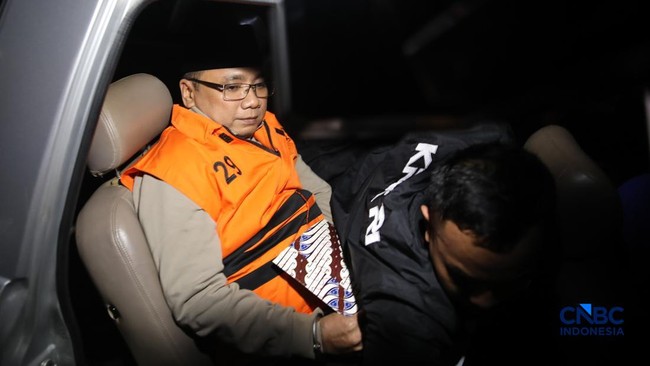 mantan menteri agama yaqut cholil qoumas berjalan menuju mobil tahanan di gedung merah putih kpk jakarta kamis 1232026 1773317742437 169