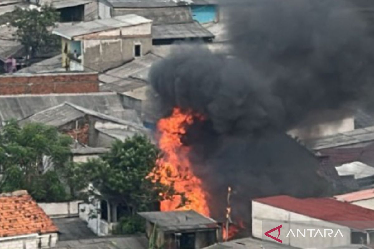 Momen Bersejarah: 60 personel Gulkarmat padamkan kebakaran rumah di Pulogebang Jaktim