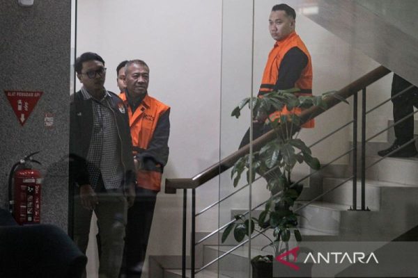 KPK tahan Bupati Tulungagung 120426 ryl 1