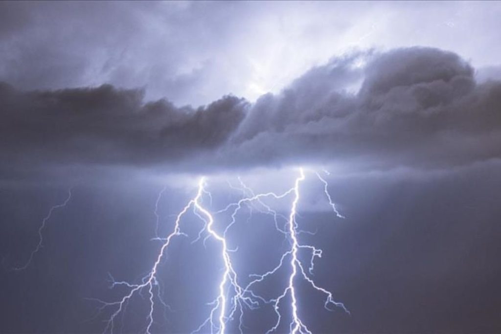 badai petir Arab Saudi dan lainnya