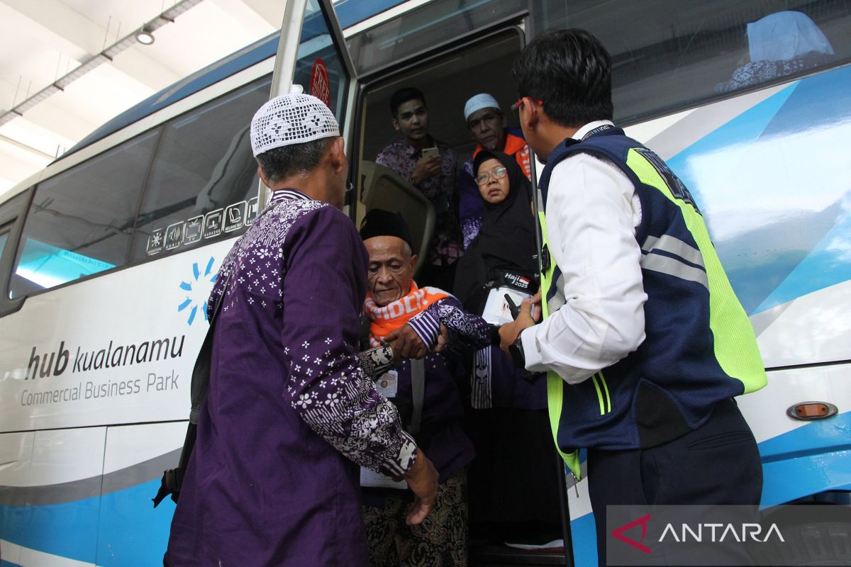 Facing Challenges: Dua penerbangan haji alami kendala, jamaah difasilitasi hotel