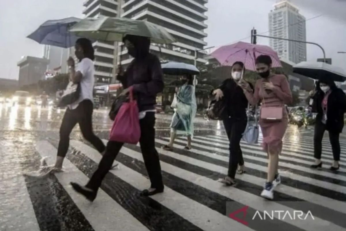 Seluruh wilayah Jakarta diprakirakan diguyur hujan pada Minggu sore