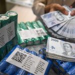 Petugas menunjukkan uang rupiah di Kantor Cabang BNI Pasar Baru, Jakarta, Senin (27/10/2025).