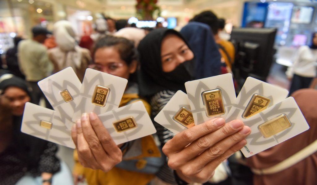 Pengunjung antre membeli logam mulia Antam di Jakarta, Jumat (27/3/2026).