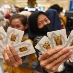 Pengunjung antre membeli logam mulia Antam di Jakarta, Jumat (27/3/2026).