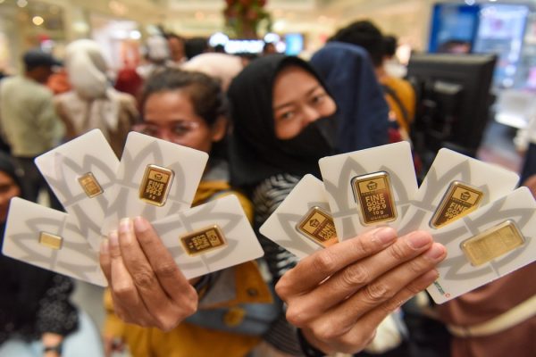 Pengunjung antre membeli logam mulia Antam di Jakarta, Jumat (27/3/2026).