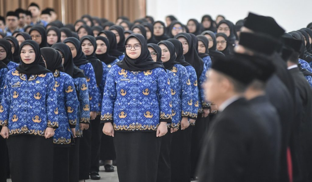 Pegawai Negeri Sipil mengikuti pelantikan dan pengambilan sumpah jabatan di Islamic Center Ciamis, Kabupaten Ciamis, Jawa Barat,