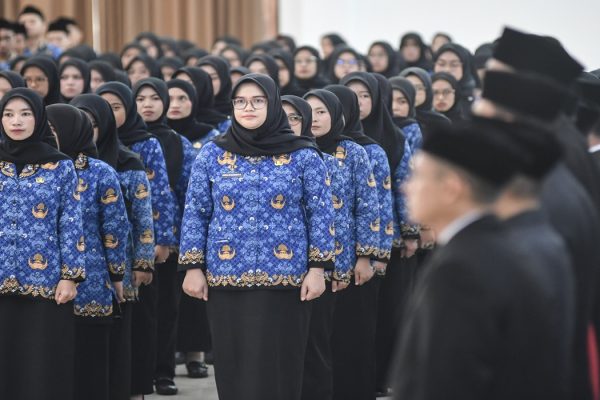 Pegawai Negeri Sipil mengikuti pelantikan dan pengambilan sumpah jabatan di Islamic Center Ciamis, Kabupaten Ciamis, Jawa Barat,