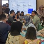 Panitia melayani orang tua siswa yang mengalami kendala dalam pendaftaran Sistem Penerimaan Murid Baru (SPMB) Sekolah Manusia Unggul (Maung) di SMKN 1 Cimahi, Jawa Barat,