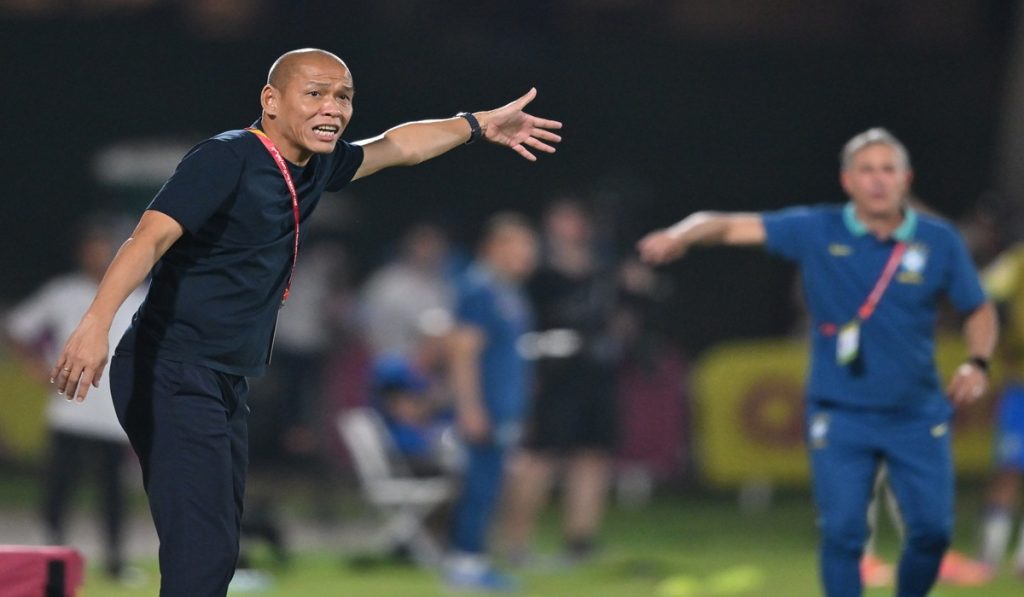 Pelatih Timnas Indonesia U-17 Nova Arianto (kiri) memberikan arahan kepada anak asuhnya saat bertanding melawan Timnas Brasil U-17 pada laga Grup H Piala Dunia U-17 di Lapangan 7 Aspire Zone, Doha, Qatar, Jumat (7/11/2025).