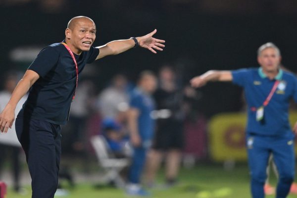 Pelatih Timnas Indonesia U-17 Nova Arianto (kiri) memberikan arahan kepada anak asuhnya saat bertanding melawan Timnas Brasil U-17 pada laga Grup H Piala Dunia U-17 di Lapangan 7 Aspire Zone, Doha, Qatar, Jumat (7/11/2025).