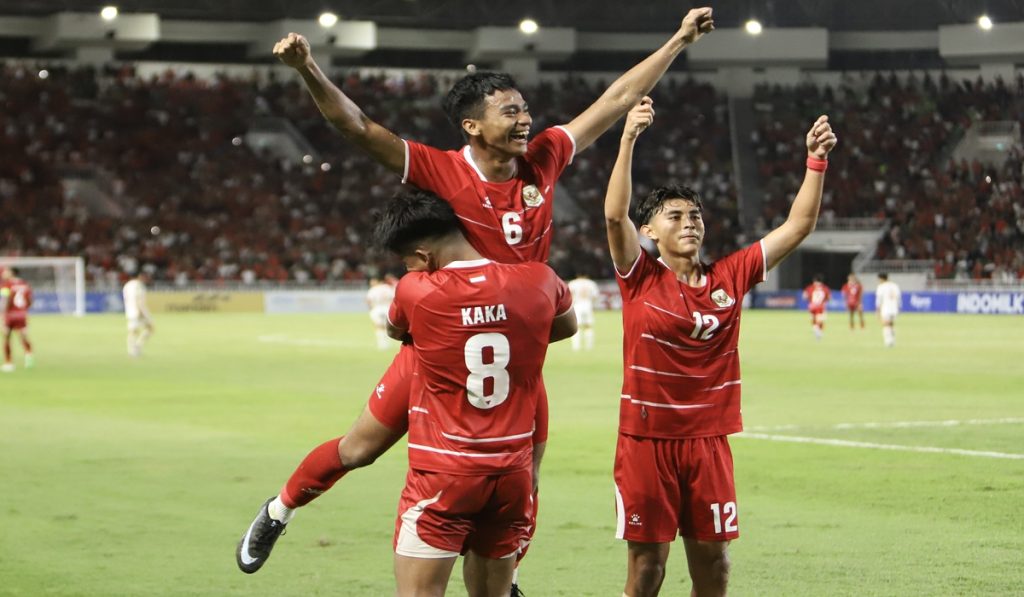 Pesepak bola Timnas Indonesia U-19 Evandra Florasta (atas) bersama Arkhan Kaka Putra Purwanto (kiri bawah) dan Welberlieskott De Halim Jardim (kanan) berselebrasi usai mencetak gol ke gawang Vietnam U-19 pada pertandingan Piala AFF U-19 2026 di Stadion Uta