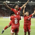 Pesepak bola Timnas Indonesia U-19 Evandra Florasta (atas) bersama Arkhan Kaka Putra Purwanto (kiri bawah) dan Welberlieskott De Halim Jardim (kanan) berselebrasi usai mencetak gol ke gawang Vietnam U-19 pada pertandingan Piala AFF U-19 2026 di Stadion Uta