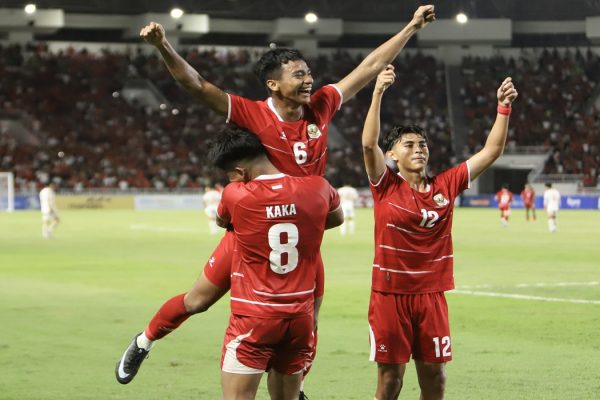 Pesepak bola Timnas Indonesia U-19 Evandra Florasta (atas) bersama Arkhan Kaka Putra Purwanto (kiri bawah) dan Welberlieskott De Halim Jardim (kanan) berselebrasi usai mencetak gol ke gawang Vietnam U-19 pada pertandingan Piala AFF U-19 2026 di Stadion Uta