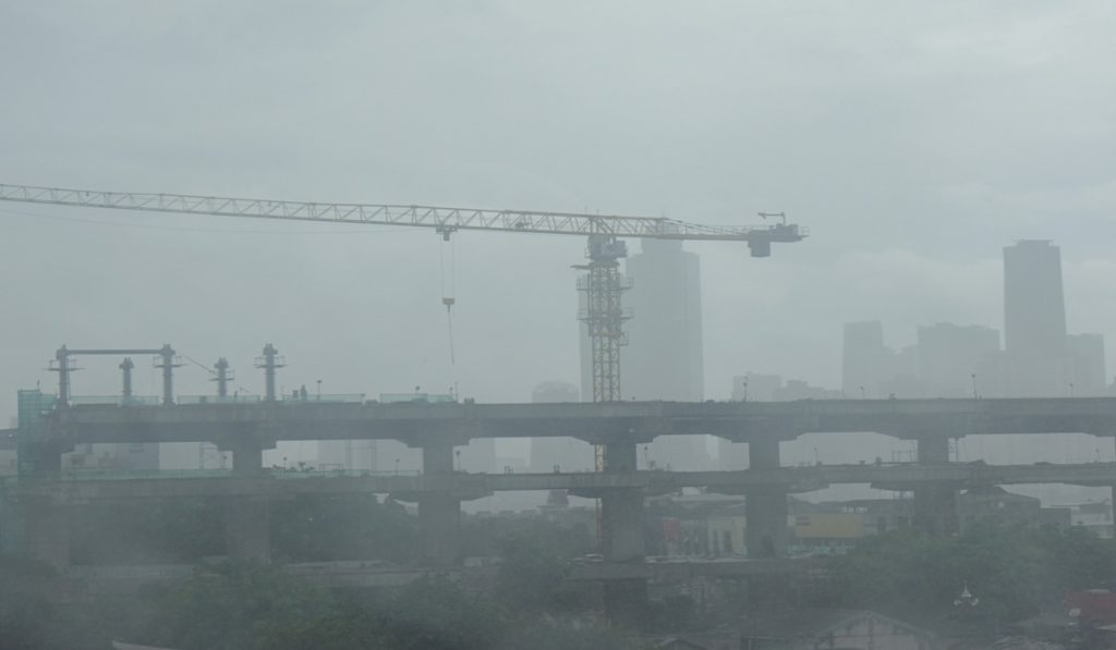 Suasana proyek pembangunan LRT ketika hujan Jakarta di kawasan Manggarai, Jakarta Selatan, Jumat, (2 Januari 2026)