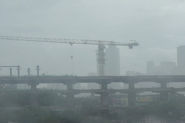 Suasana proyek pembangunan LRT ketika hujan Jakarta di kawasan Manggarai, Jakarta Selatan, Jumat, (2 Januari 2026)