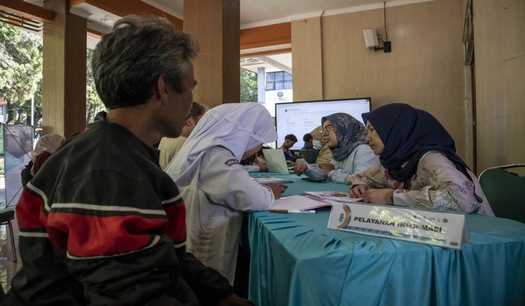 Panitia melayani siswa dan orang tua yang mengalami kendala dalam pendaftaran Sistem Penerimaan Murid Baru (SPMB) Sekolah Manusia Unggul (Maung) di SMKN 1 Cimahi, Jawa Barat,