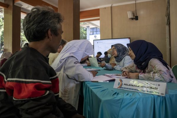 Panitia melayani siswa dan orang tua yang mengalami kendala dalam pendaftaran Sistem Penerimaan Murid Baru (SPMB) Sekolah Manusia Unggul (Maung) di SMKN 1 Cimahi, Jawa Barat,
