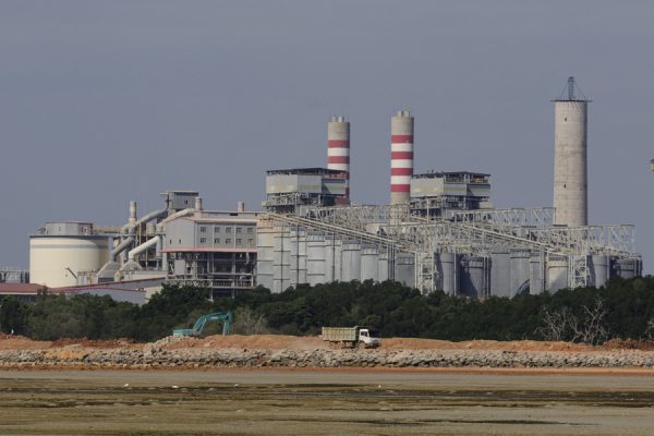 Pekerja menggunakan alat berat saat menimbun laut untuk pengembangan Kawasan Ekonomi Khusus (KEK) Galang Batang di Bintan, Kepulauan Riau, Minggu (1/6/2025).
