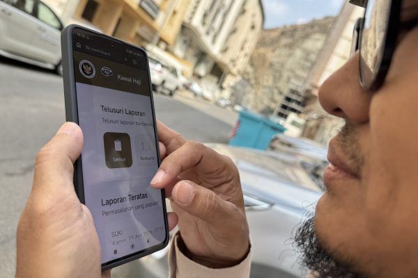 Petugas Penyelenggara Ibadah Haji menggunakan aplikasi Kawal Haji melalui ponsel di Kantor Daker Makkah, Makkah, Arab Saudi, Minggu (26/4/2026).