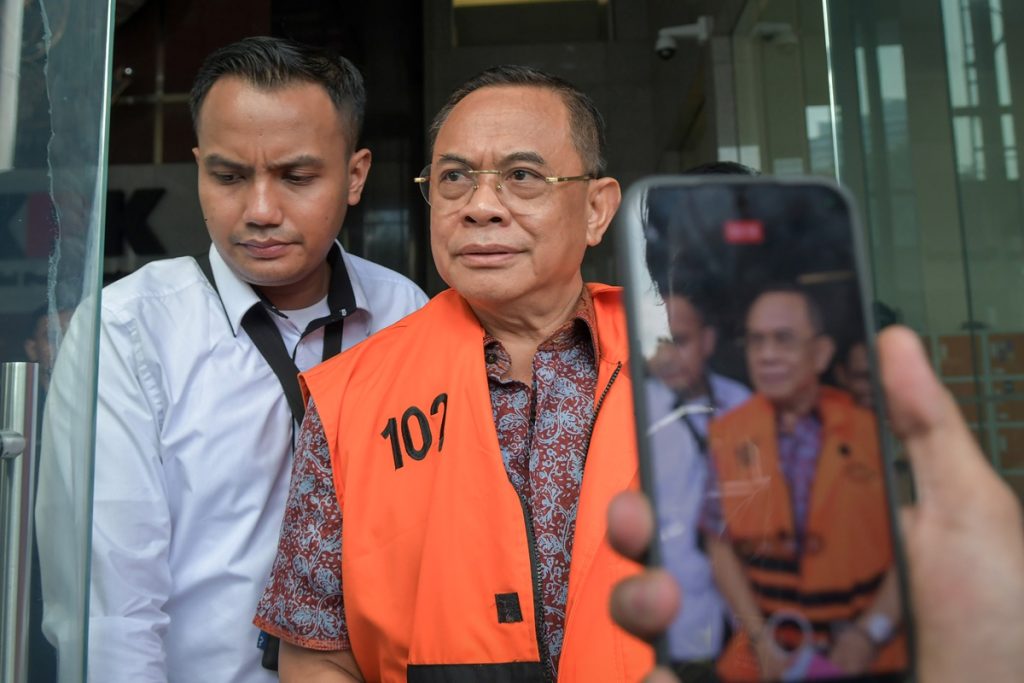 Tersangka kasus dugaan tindak pidana korupsi pemerasan dalam pengisian jabatan perangkat desa di lingkungan Pemerintah Kabupaten Pati, Sudewo (kanan) berjalan keluar ruangan usai menjalani pemeriksaan di Gedung Merah Putih KPK, Jakarta, Rabu (29/4/2026)
