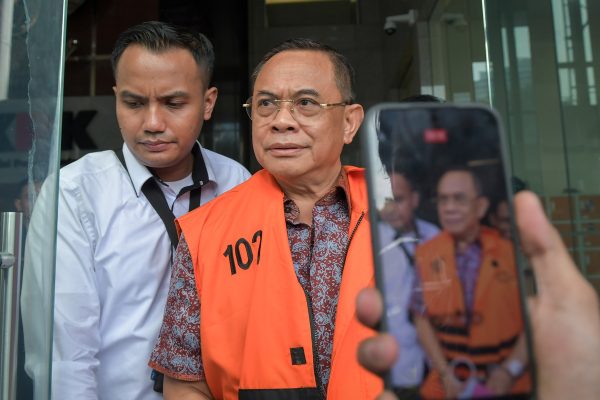 Tersangka kasus dugaan tindak pidana korupsi pemerasan dalam pengisian jabatan perangkat desa di lingkungan Pemerintah Kabupaten Pati, Sudewo (kanan) berjalan keluar ruangan usai menjalani pemeriksaan di Gedung Merah Putih KPK, Jakarta, Rabu (29/4/2026)