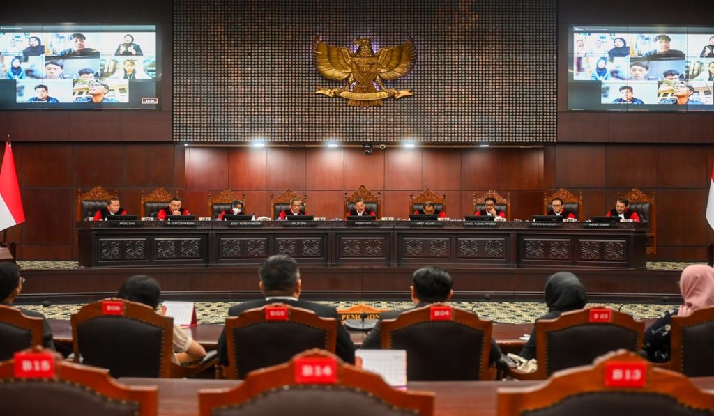 Ketua Mahkamah Konstitusi (MK) Suhartoyo (tengah) memimpin sidang pembacaan putusan Pengujian Materiil Undang-Undang Nomor 28 Tahun 2014 tentang Hak Cipta di Gedung MK, Jakarta, Senin (2/2/2026).