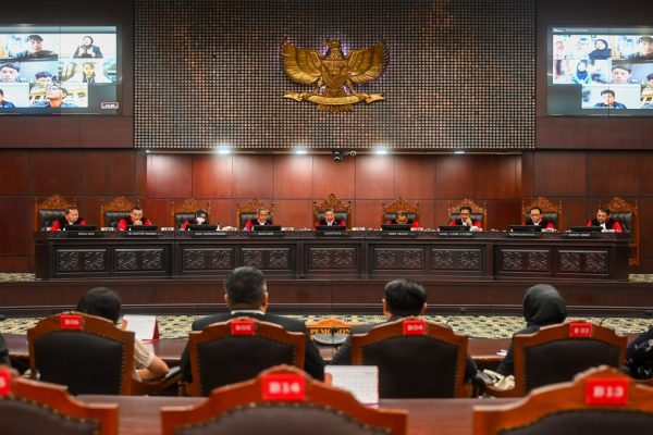 Ketua Mahkamah Konstitusi (MK) Suhartoyo (tengah) memimpin sidang pembacaan putusan Pengujian Materiil Undang-Undang Nomor 28 Tahun 2014 tentang Hak Cipta di Gedung MK, Jakarta, Senin (2/2/2026).