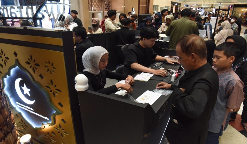 Pengunjung membeli logam mulia Antam di Jakarta, Jumat (27/3/2026).