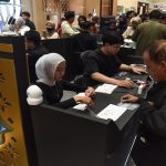 Pengunjung membeli logam mulia Antam di Jakarta, Jumat (27/3/2026).
