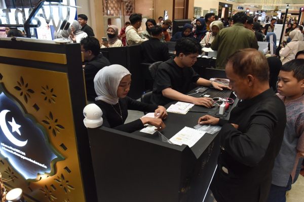 Pengunjung membeli logam mulia Antam di Jakarta, Jumat (27/3/2026).