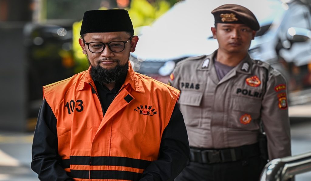 Tersangka kasus dugaan korupsi kuota haji Ishfah Abidal Aziz atau Gus Alex (kiri) berjalan menuju ruang pemeriksaan di Gedung Merah Putih KPK, Jakarta, Jumat (12/6/2026).