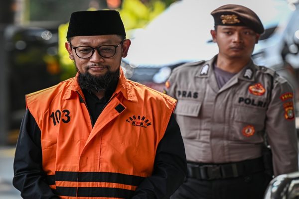 Tersangka kasus dugaan korupsi kuota haji Ishfah Abidal Aziz atau Gus Alex (kiri) berjalan menuju ruang pemeriksaan di Gedung Merah Putih KPK, Jakarta, Jumat (12/6/2026).
