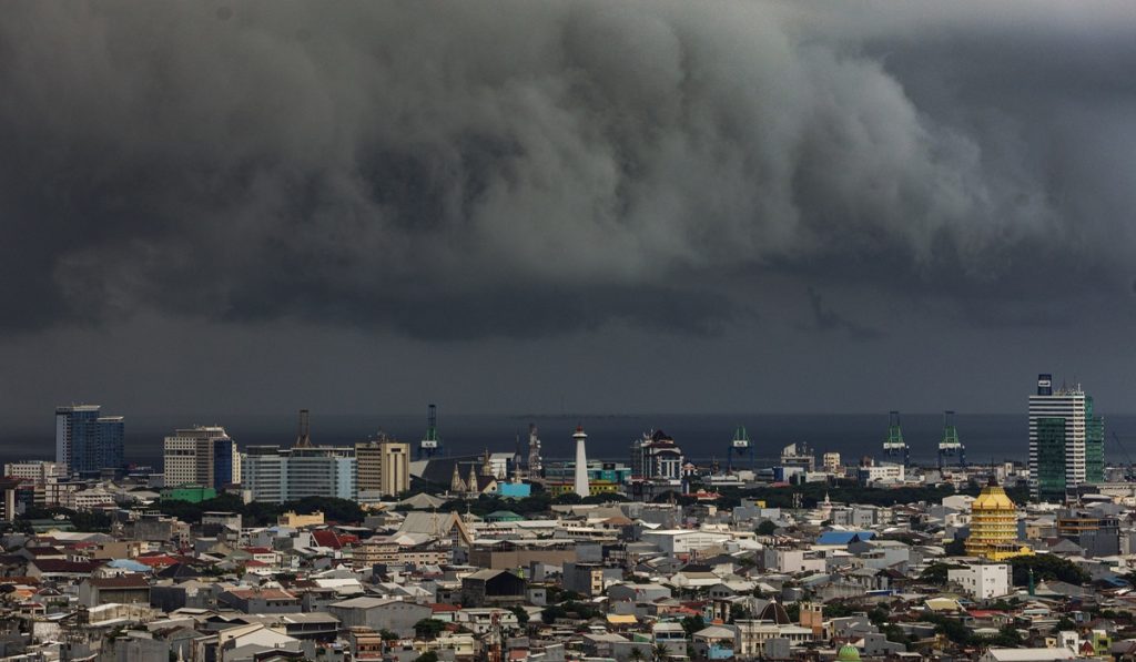 Awan gelap bergelayut di langit Makassar, Sulawesi Selatan, Minggu (28/12/2025)