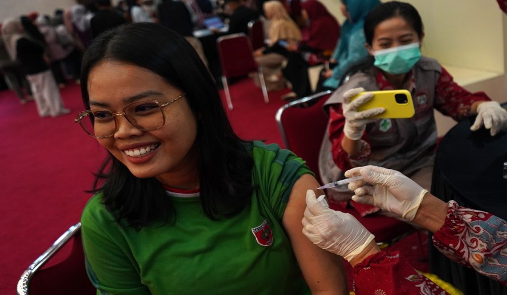 Petugas menyuntikkan vaksin Human Papillomavirus (HPV) dosis pertama kepada warga di Kantor Gubernur Sulsel, Makassar, Sulawesi Selatan,