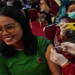 Petugas menyuntikkan vaksin Human Papillomavirus (HPV) dosis pertama kepada warga di Kantor Gubernur Sulsel, Makassar, Sulawesi Selatan,
