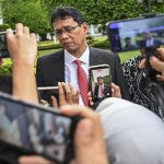 Menteri Keuangan Purbaya Yudhi Sadewa menjawab pertanyaan wartawan usai mengikuti rapat di Kompleks Istana Kepresidenan, Jakarta, Jumat (22/5/2026).