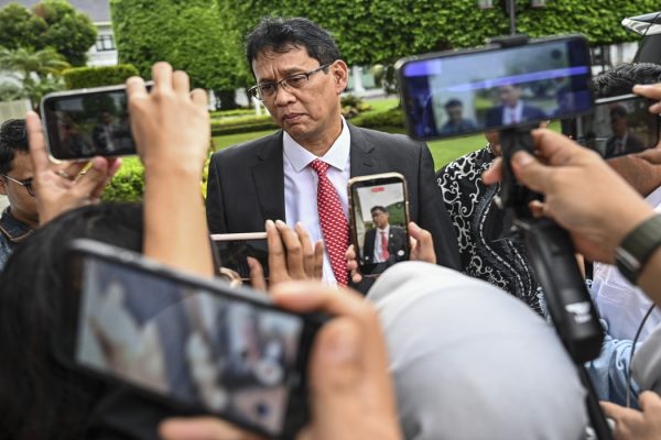 Menteri Keuangan Purbaya Yudhi Sadewa menjawab pertanyaan wartawan usai mengikuti rapat di Kompleks Istana Kepresidenan, Jakarta, Jumat (22/5/2026).