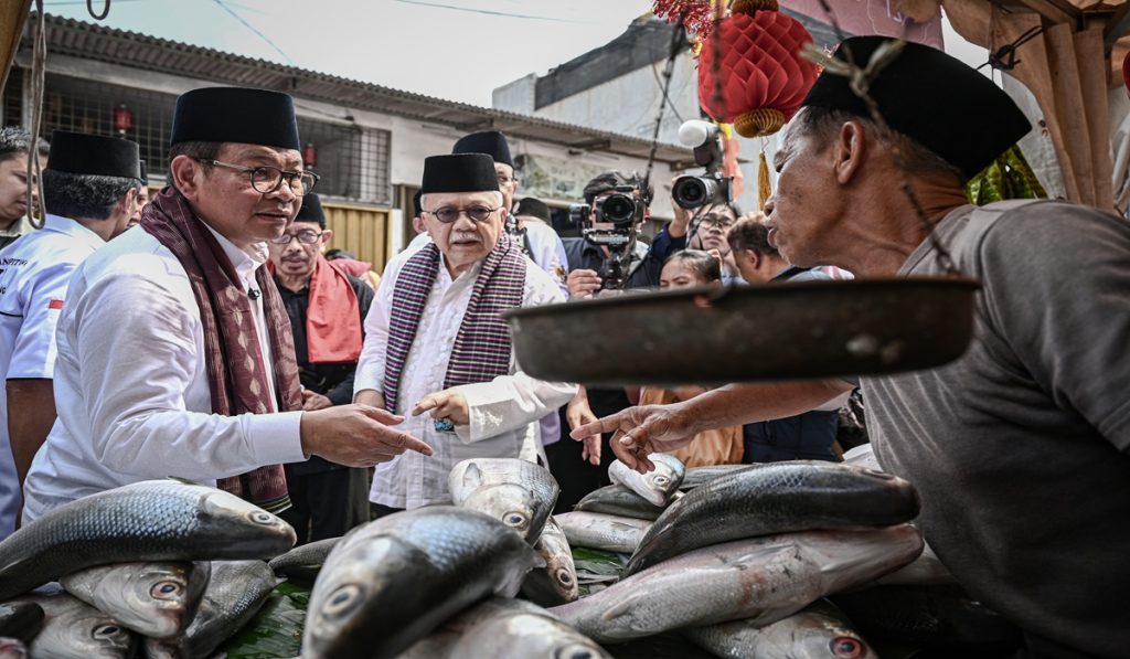 Gubernur DKI Jakarta Pramono Anung (kiri) didampingi Ketua Dewan Adat Majelis Kaum Betawi Fauzi Bowo (kedua kiri) berbincang dengan penjual ikan bandeng pada Festival Bandeng Rawa Belong 2026 di Jakarta, Sabtu (14/2/2026).