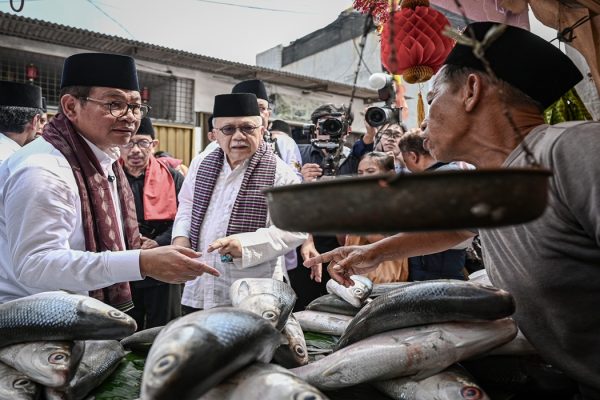 Gubernur DKI Jakarta Pramono Anung (kiri) didampingi Ketua Dewan Adat Majelis Kaum Betawi Fauzi Bowo (kedua kiri) berbincang dengan penjual ikan bandeng pada Festival Bandeng Rawa Belong 2026 di Jakarta, Sabtu (14/2/2026).