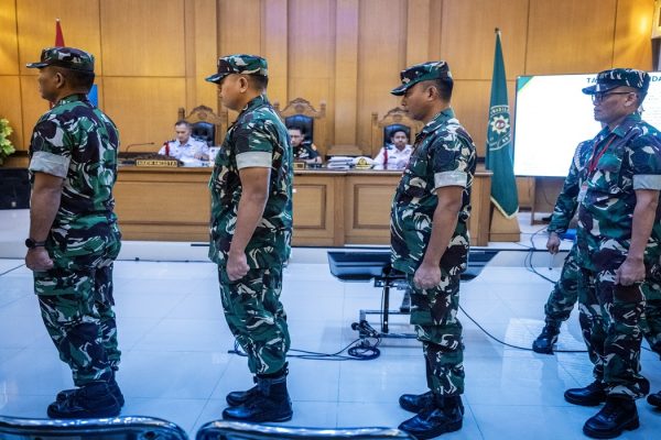 Terdakwa kasus penyiraman air keras kepada aktivis KontraS Andrie Yunus, Lettu Sami Lakka (kiri), Kapten Nandala Dwi Prasetya (kedua kiri), Lettu Budhi Hariyanto Widhi Cahyono (kedua kanan) dan Serda Edi Sudarko (kanan) bersiap menjalani sidang pembacaan p