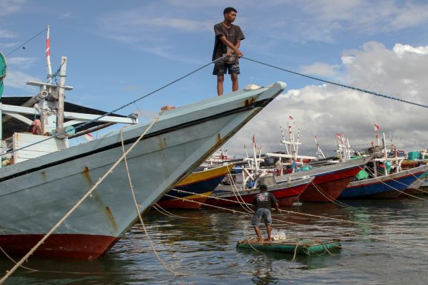 Nelayan menarik tali saat kapal bersandar di Pangkalan Pendaratan Ikan (PPI) Oeba, Kupang, Nusa Tenggara Timur,