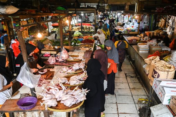 Suasana warga berbelanja di Pasar Klender, Jakarta, Jumat (28/2/2025).