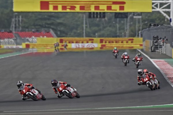 Pembalap Indonesia Veda Ega Pratama (kiri) memacu kecepatan saat Race 1 Idemitsu Asian Talent Cup (IATC) di Pertamina Mandalika International Street Circuit di KEK Mandalika, Desa Kuta, Kecamatan Pujut, Praya, Lombok Tengah, NTB, Sabtu (12/11/2022).