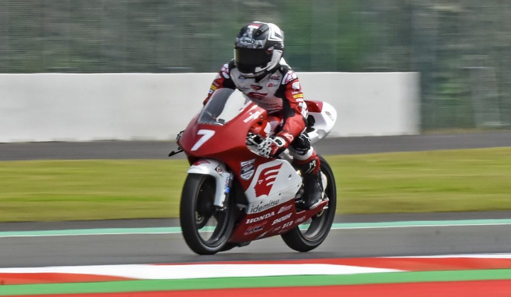 Pembalap Indonesia Veda Ega Pratama memacu kecepatan saat Race 1 Idemitsu Asian Talent Cup (IATC) di Pertamina Mandalika International Street Circuit di KEK Mandalika, Desa Kuta, Kecamatan Pujut, Praya, Lombok Tengah, NTB, Sabtu (12/11/2022).