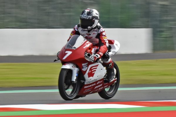Pembalap Indonesia Veda Ega Pratama memacu kecepatan saat Race 1 Idemitsu Asian Talent Cup (IATC) di Pertamina Mandalika International Street Circuit di KEK Mandalika, Desa Kuta, Kecamatan Pujut, Praya, Lombok Tengah, NTB, Sabtu (12/11/2022).
