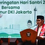 Gubernur DKI Jakarta Pramono Anung menyampaikan sambutan dalam Peringatan Hari Santri Nasional 2025 di Gedung Balai Agung, Balai Kota DKI Jakarta, Jakarta, Rabu (22/10/2025).